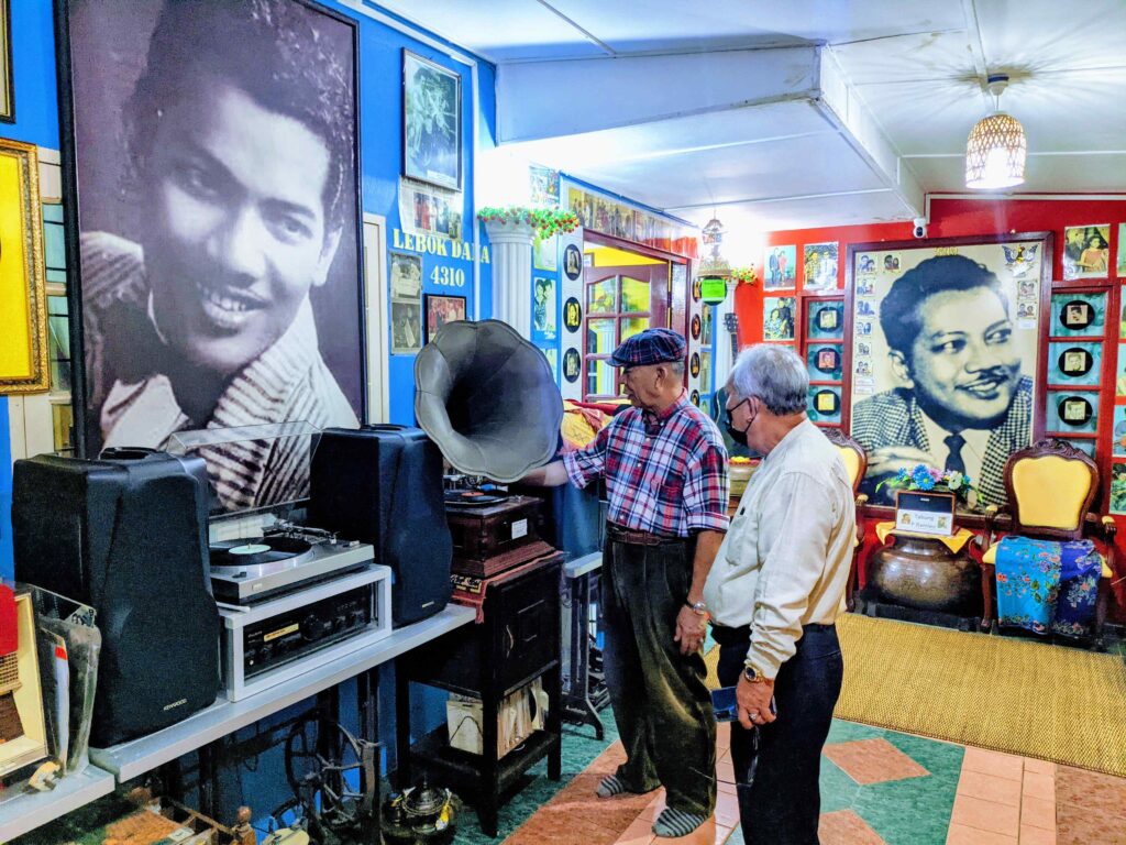 Ruang Galeri Lebok Dana dengan potret P. Ramlee, gramofon dan pengunjung